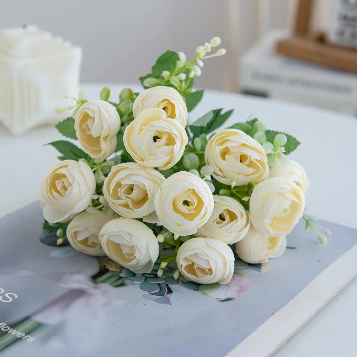 bouquet fleurs artificielles roses simples modernes blanc rose orange violet jaune bleu intérieur mariage