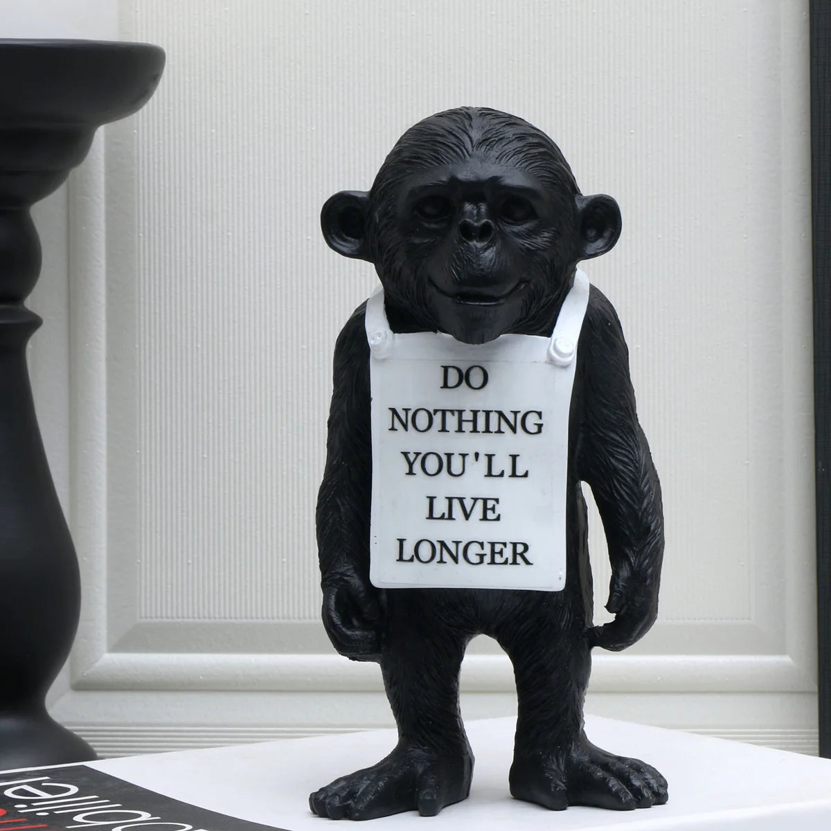statuette moderne singe résine blanc noir peau texte do nothing vous vivrez plus longtemps