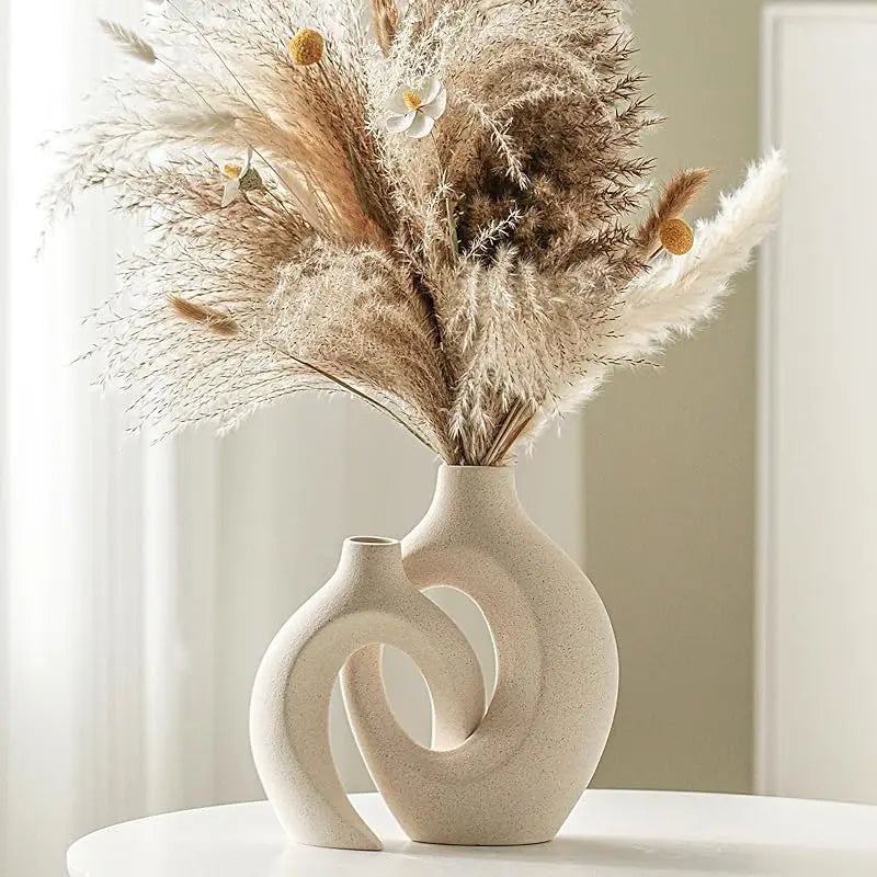 vases decoratifs modernes texturés noir beige fleurs seches bougie sculpturale minimalisteintérieur