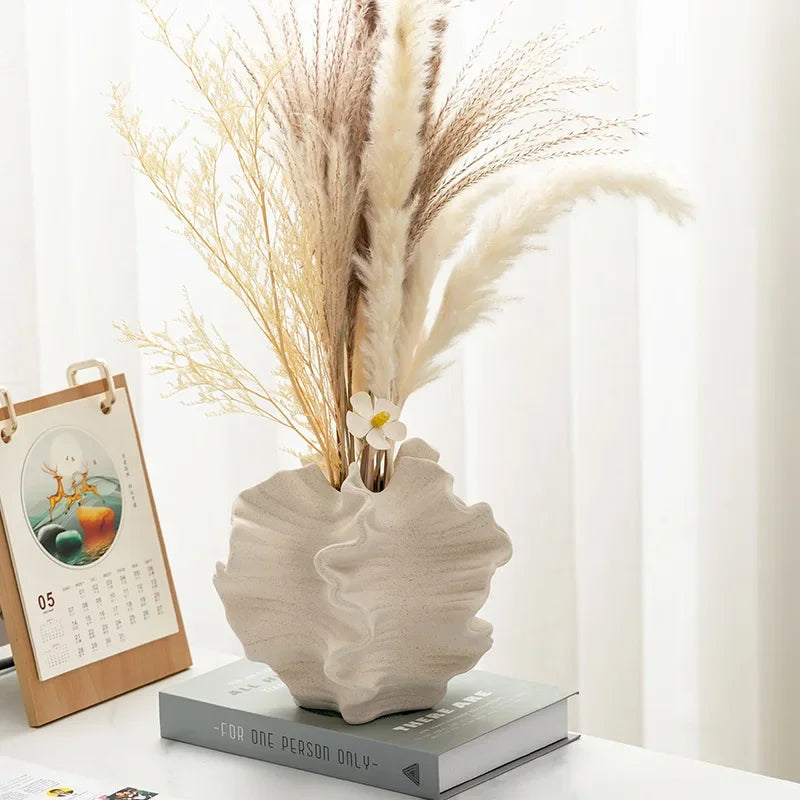 vase céramique porcelaine moderne beige clair relief sculptural plumes séchées fleur artificielle opaque organique