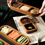 Plateau en bois avec sushis et sauces présentés élégamment