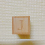 blocs construction bois lettres fleurs tasse chat pompons décor maison mariage