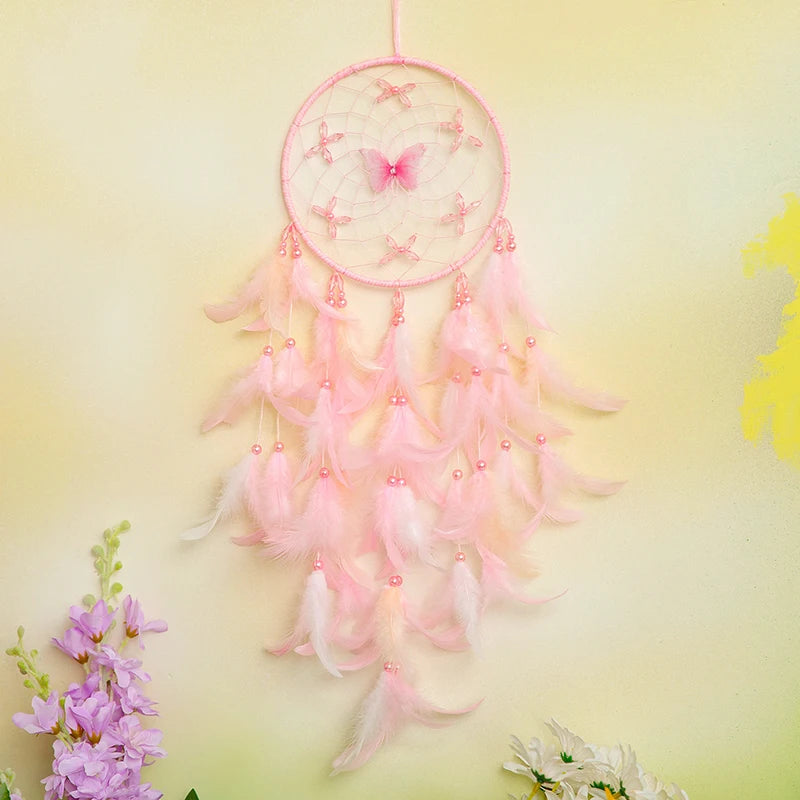 Un attrapeur de rêves rose pastel orné de délicates papillons, suspendu dans un décor floral aux couleurs douces et apaisantes.