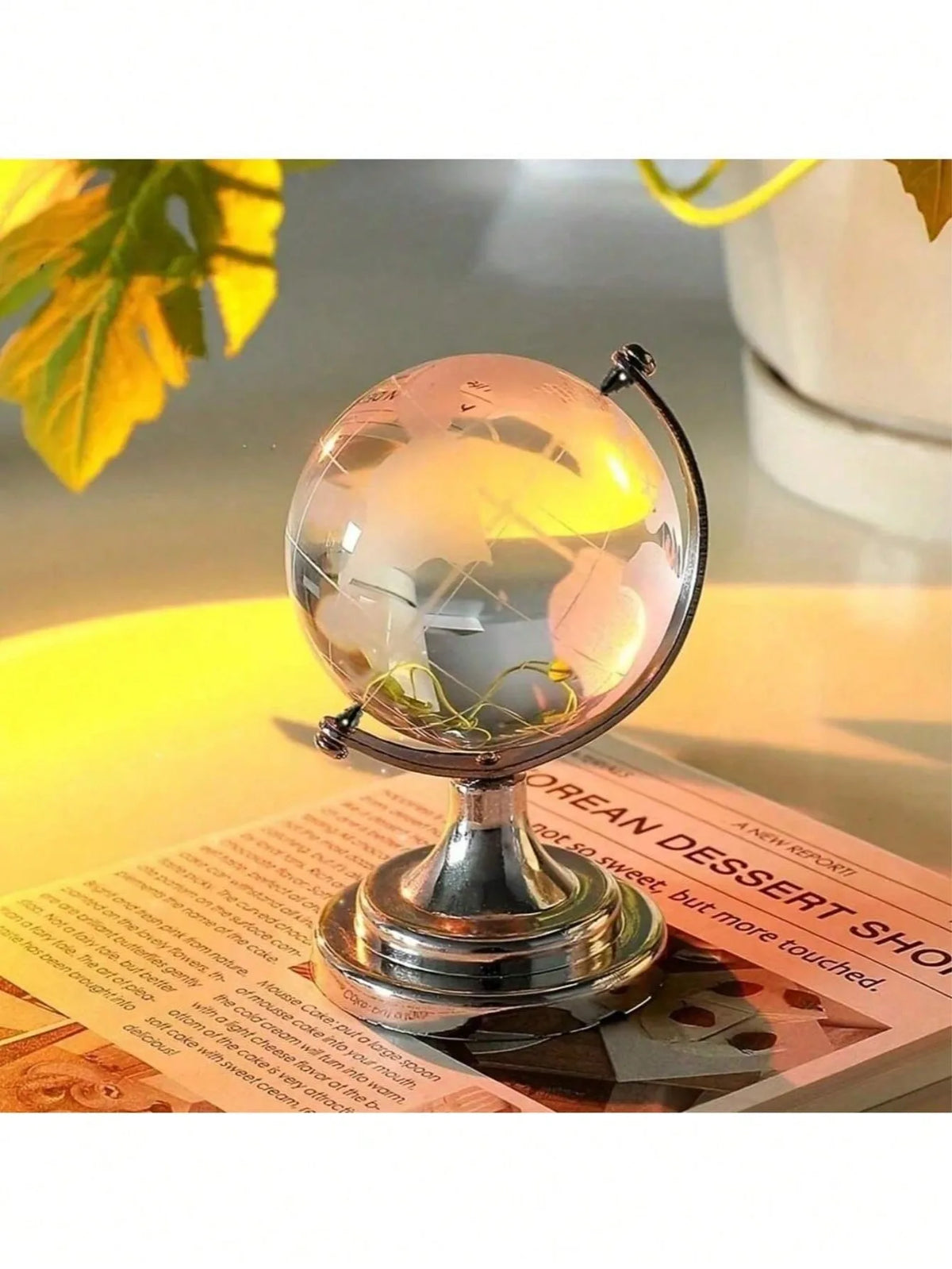 globe terrestre transparent cartographie monde gravée support métallique décoration classique ornement argenté