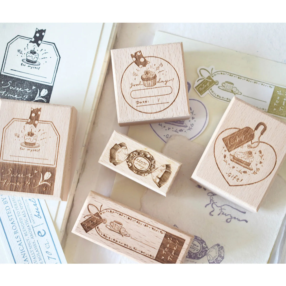 tampons bois naturels motifs gâteaux bonbons artisanal scrapbooking étiquettes journalisation decorative