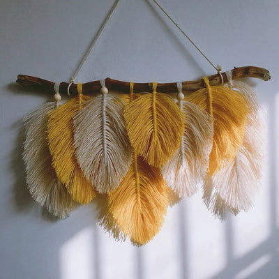 Tapisserie murale en macramé tissé main couleur beige avec pompons décoration bohème