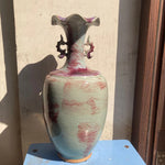 Vase décoratif de style vintage avec des motifs de craquelure colorés et une forme originale avec des bras.