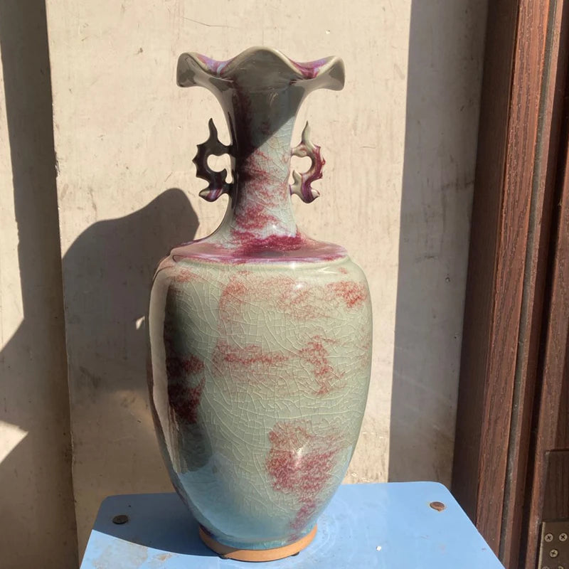 Vase décoratif de style vintage avec des motifs de craquelure colorés et une forme originale avec des bras.