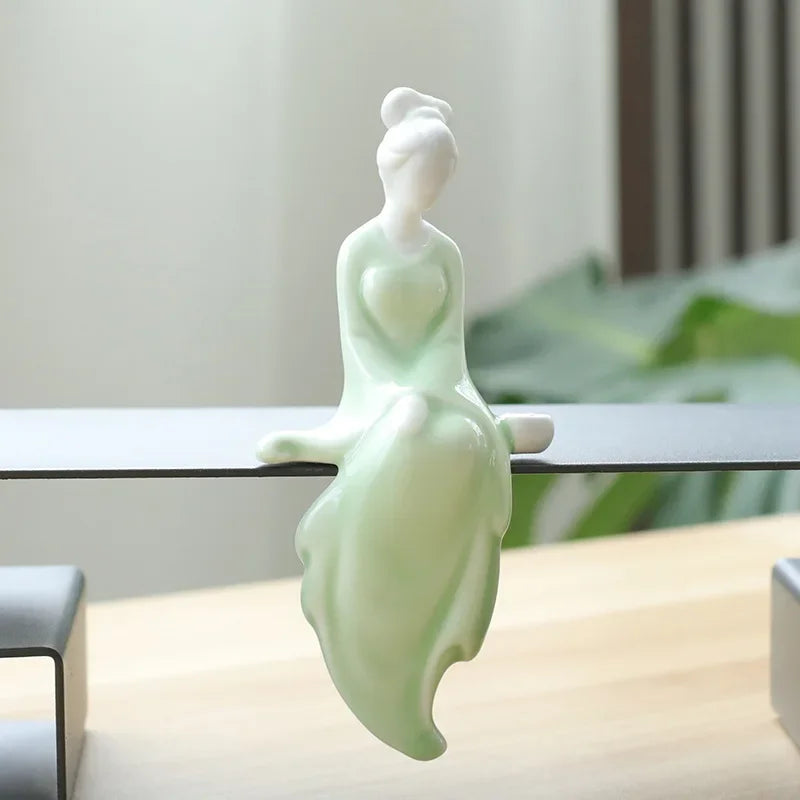 statuette chinoise traditionnelle femme robe longue décoration intérieure blanc classique délicat occasion noël valentin