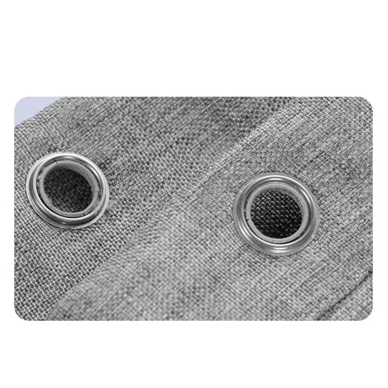 Rideaux élégants en maille, avec des œillets en métal robuste, présentant une palette de couleurs neutres qui se fondent harmonieusement dans n'importe quel décor. Ces rideaux offrent non seulement un attrait esthétique, mais aussi une fonctionnalité avec leur conception en mesh permettant un filtrage naturel de la lumière. Le grommet en métal ajoute une touche de sophistication et garantit une installation facile et durable. Parfaits pour améliorer l'ambiance de votre salon, chambre ou bureau.