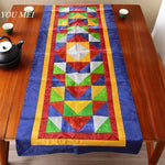 tapis traditionnel brodé patchwork géométrique couleurs vives élégant table manger
