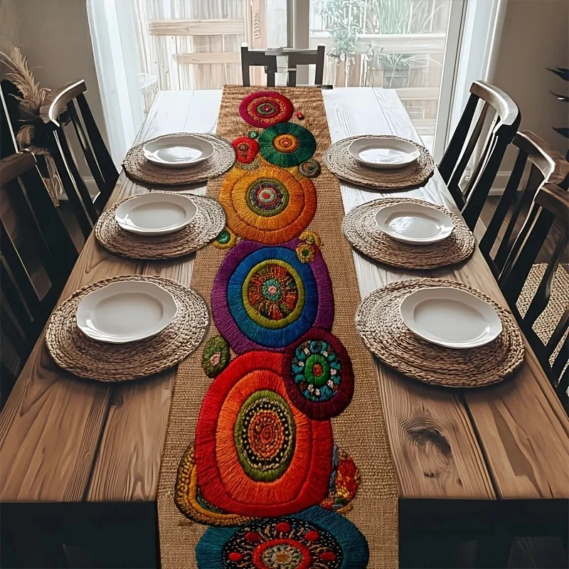 chinois bohème multicolore motifs circulaires brodés table bois clair saisonnière