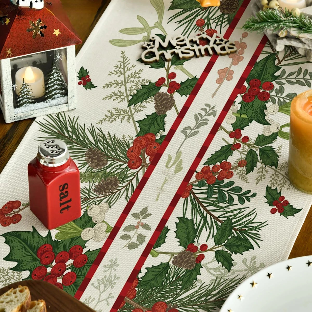 Cette image montre des décorations de Noël vintage, avec des branches de sapin, des baies rouges, un motif à rayures rouges et des éléments décoratifs comme une bougie, ce qui crée une ambiance chaleureuse et festive.