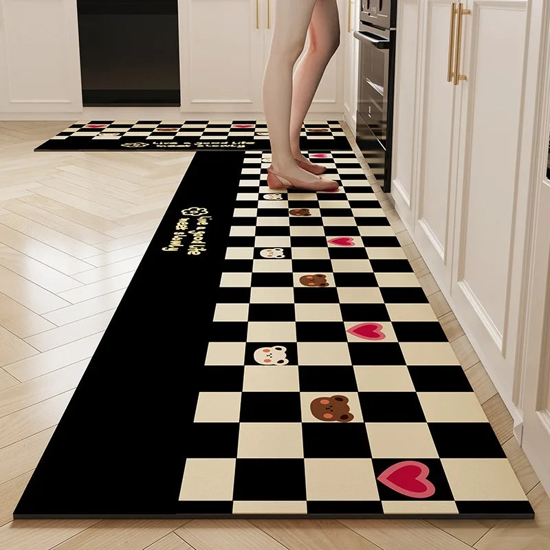 Le sol est recouvert d'un carrelage noir et blanc disposé en damier, sur lequel on peut voir des dessins de cœurs rouges et de petits personnages.