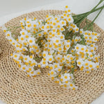 décoration intérieure bouquet fleurs artificielles soie marguerites jaunes blancs vases abstraits