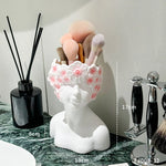 supports rangement pinceaux maquillage buste féminin fleurs décoratives miroirs palettes maquillage accessoires beauté salle