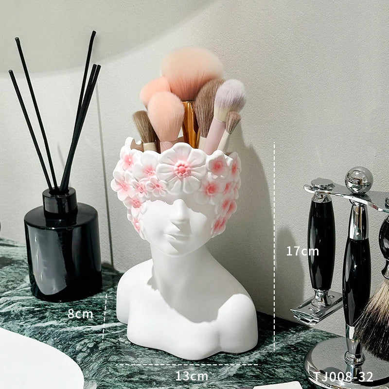 supports rangement pinceaux maquillage buste féminin fleurs décoratives miroirs palettes maquillage accessoires beauté salle