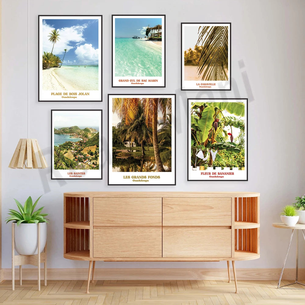 Collection de magnifiques affiches vintage représentant divers paysages et éléments naturels de la Guadeloupe, tels qu'une plage de sable blanc avec des palmiers, une baie cristalline, une fleur de bananier, et plus encore, créant une ambiance de détente et d'exotisme tropical.