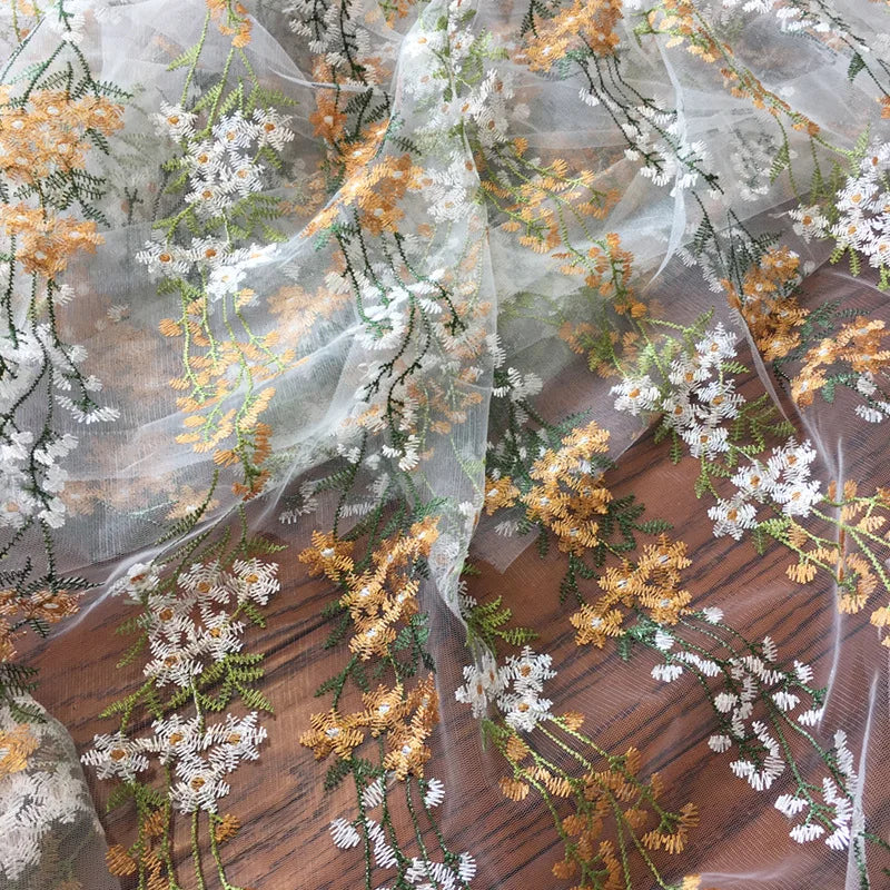 tissu tulle brodé fleurs orangées blanches feuilles vertes beige translucide pastoral
