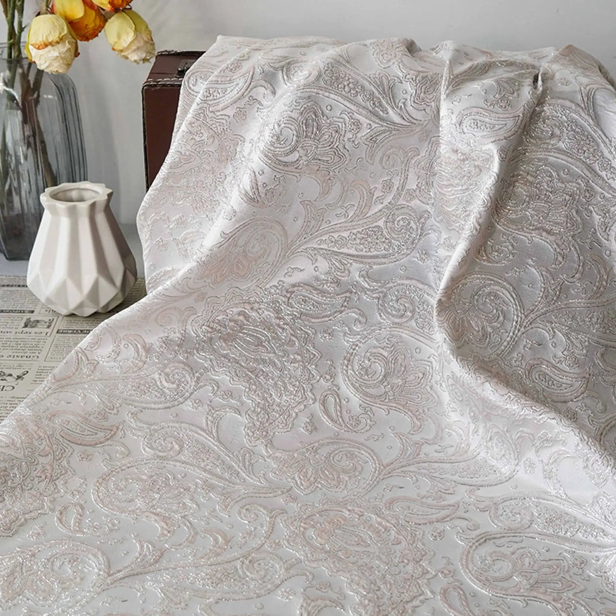 tissu polyester blanc paisley opulent brocart jacquard élégant classique 145cm large résistant environnemental