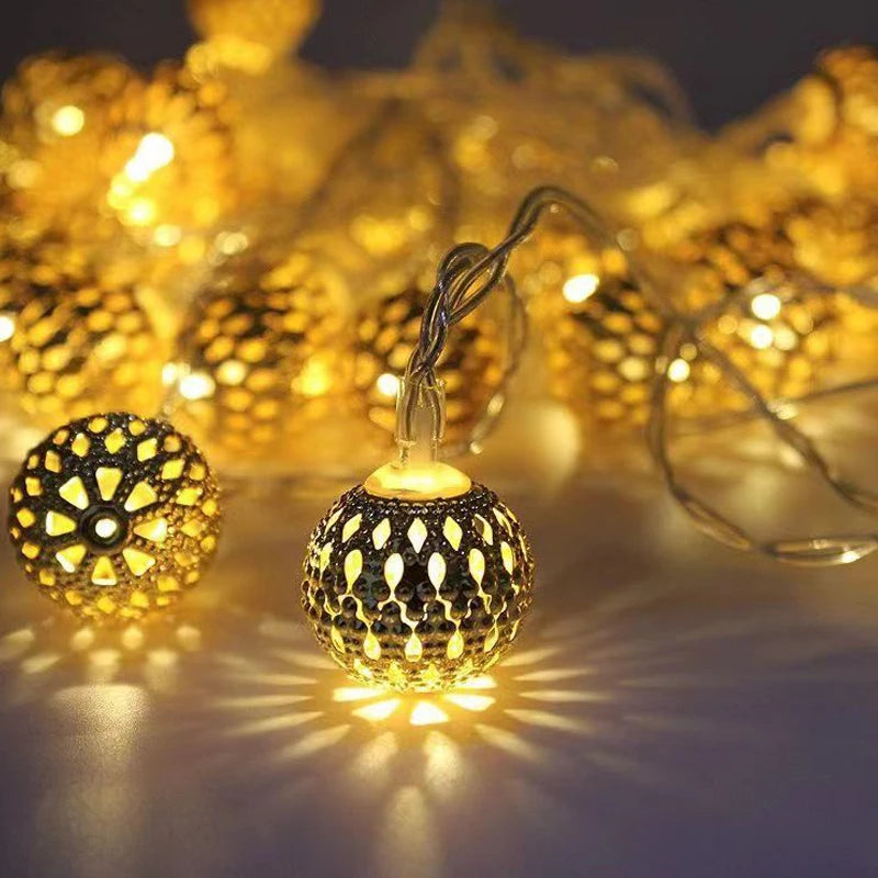 Détail des boules dorées de la guirlande lumineuse marocaine