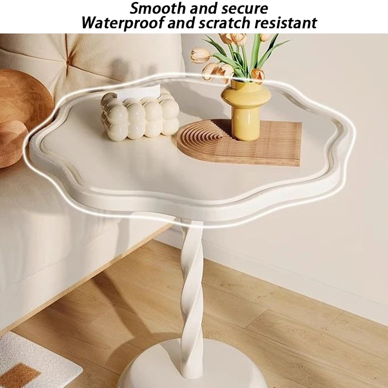 table basse moderne blanche ondulée spiralée tasses thé biscuits déco coquillage angel figurine