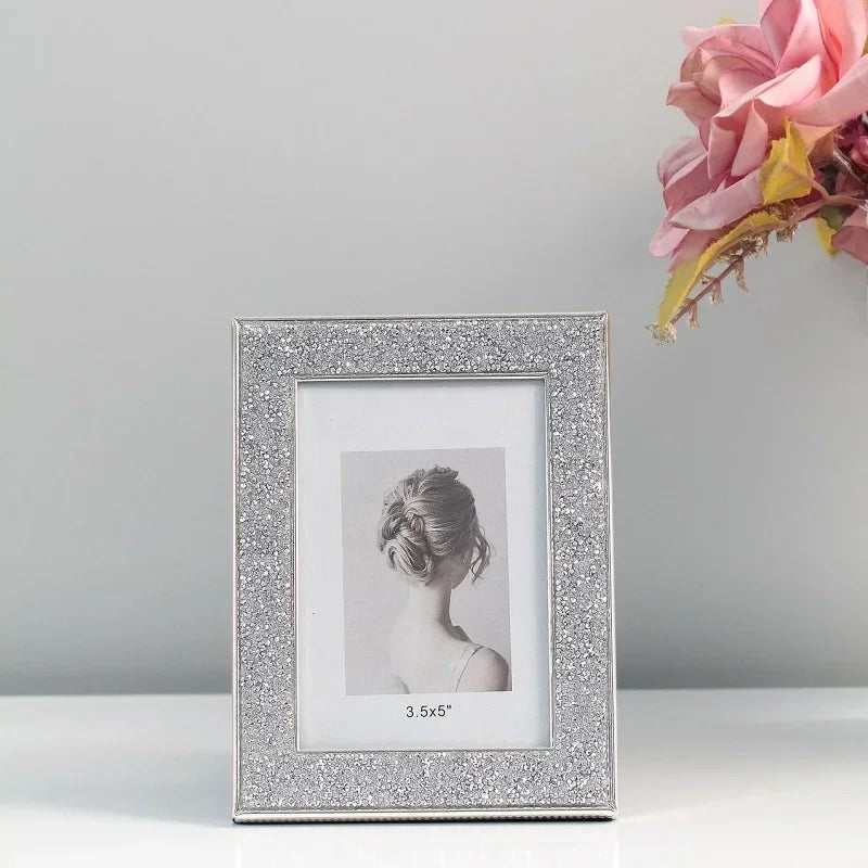 Cadre photo métal cristal dans un salon décoré avec style