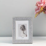 Cadre photo métal cristal dans un salon décoré avec style