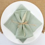 serviettes table coton vert pastel texture rugueuse rustique élégant papillon doré épingle blé