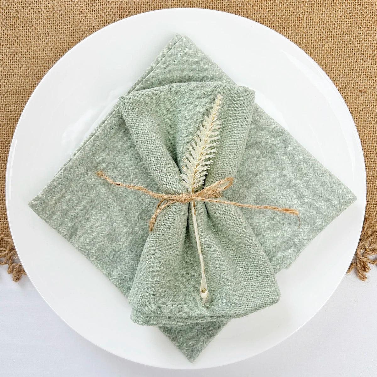 serviettes table coton vert pastel texture rugueuse rustique élégant papillon doré épingle blé