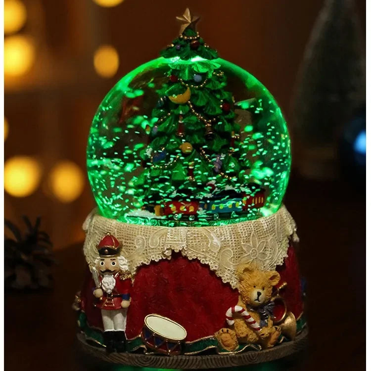 Vue de côté de la boule de cristal flocon de neige arbre de Noël avec motif festif
