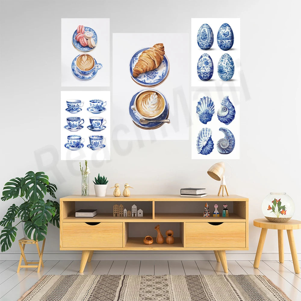 Des objets décoratifs bleus et blancs, des tasses et des plats ornés de motifs floraux, ainsi que des viennoiseries et des boissons sur des assiettes, créent une atmosphère élégante et raffinée dans cette pièce meublée avec goût.