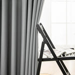 Rideau occultant gris élégant, idéal pour un salon moderne. Ce rideau apporte une touche sophistiquée à votre intérieur tout en assurant une excellente gestion de la lumière. Sa couleur grise s'intègre parfaitement dans un espace contemporain. Parfait pour créer une ambiance chaleureuse et intime.