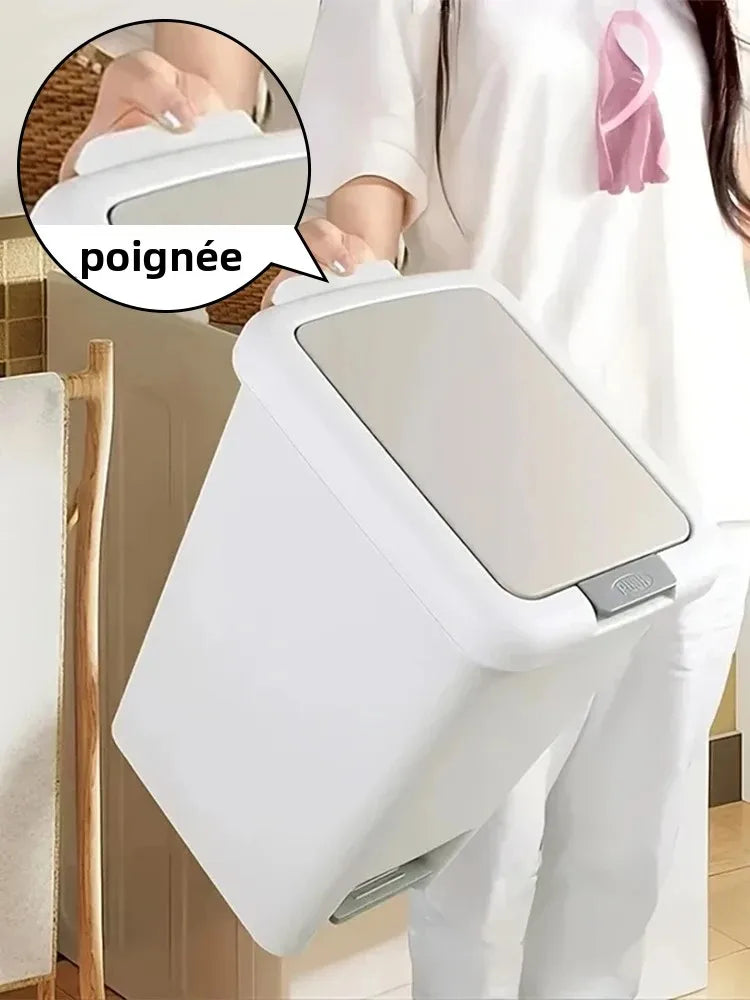 Poubelle rectangulaire gris clair placée sous un lavabo de cuisine