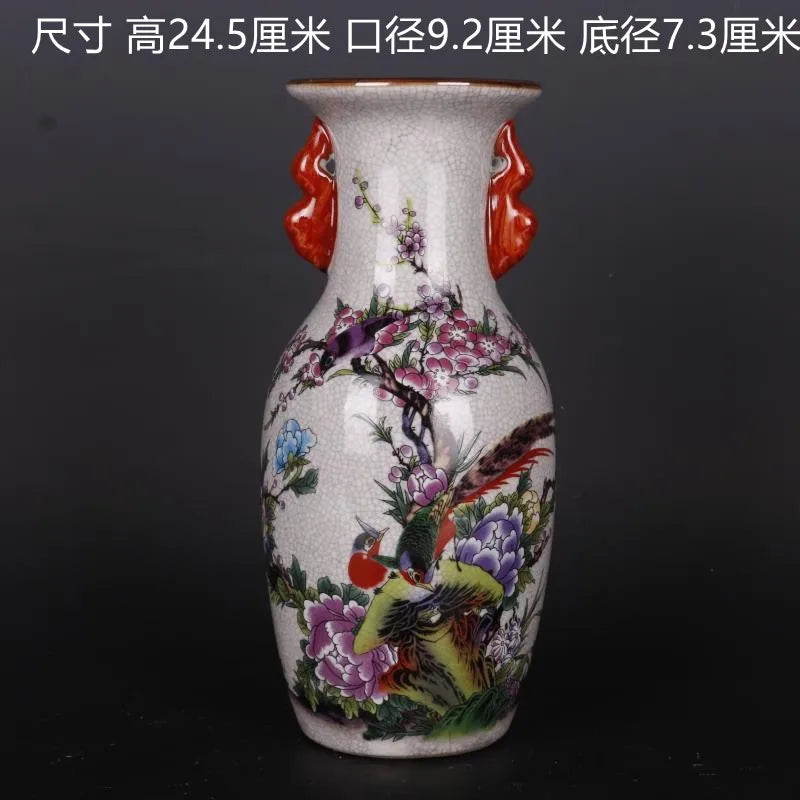 Vase en porcelaine élégant et décoratif orné de motifs floraux colorés et de créatures stylisées.