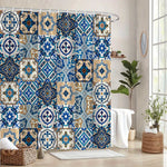 rideau douche vintage ethnique bleu blanc patchwork motifs géométriques opacité anneaux métalliques