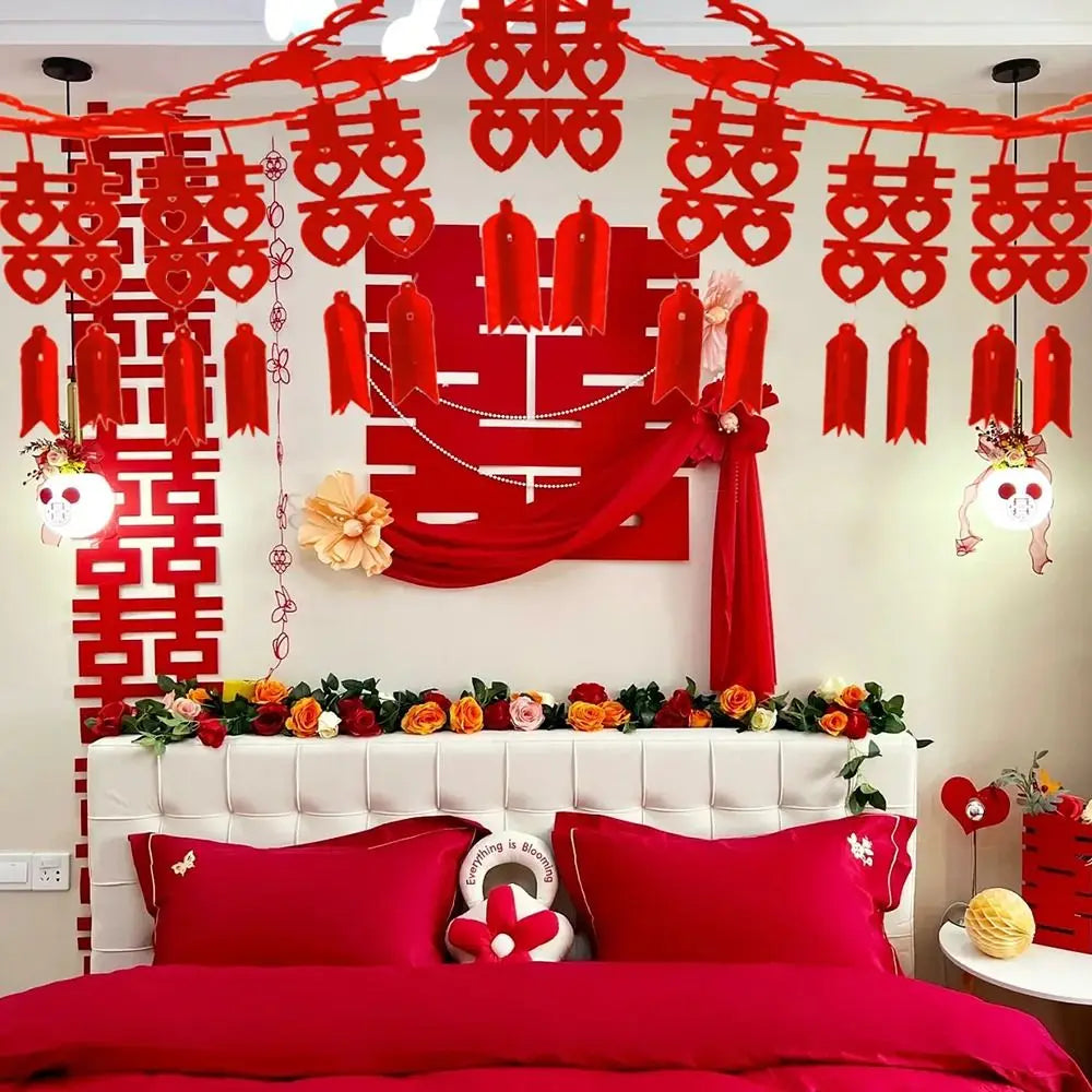 décoration mariage chinois motif double bonheur rouge or papier texturé éléments ajourés pompons rouges