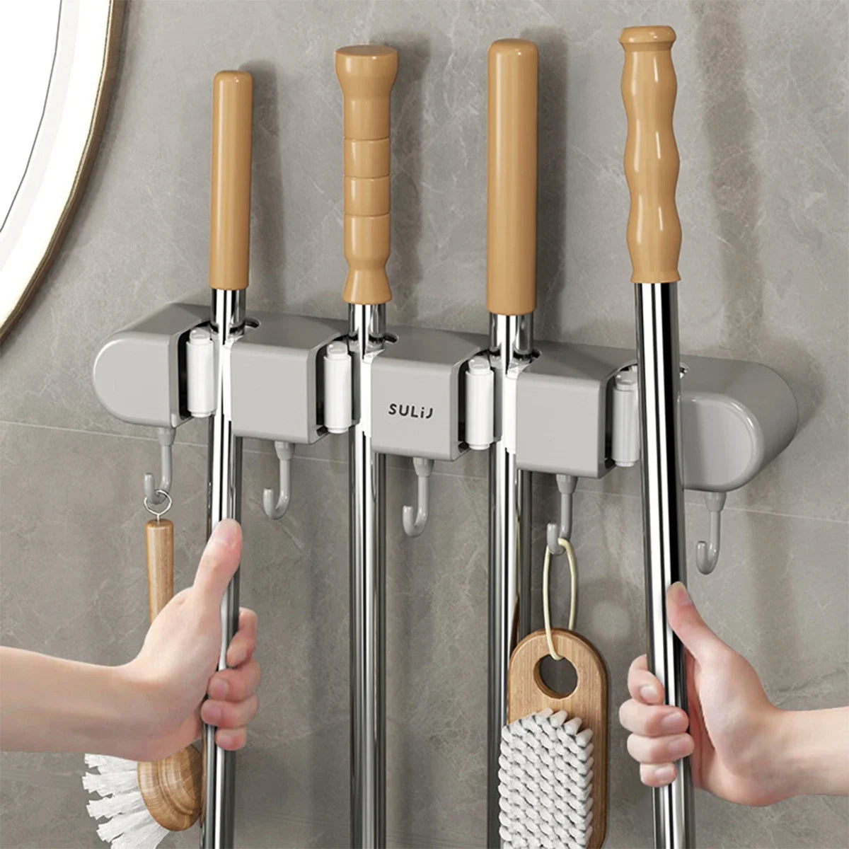 organisateur mural gris outils nettoyage crochets serpillères balais minimaliste autoadhésif
