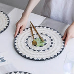 assiettes rondes mosaïque moderne blanc gris verte décoration table haut gamme motifs géométriques