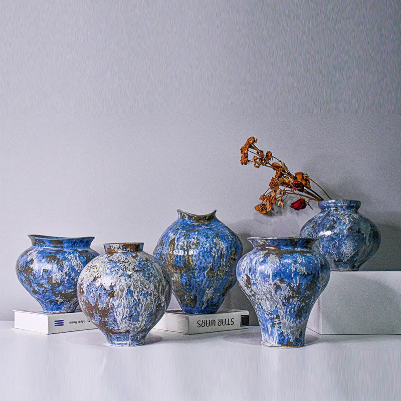 vases modernes artisanaux bleu gris marbré opaques arrangements floraux maison