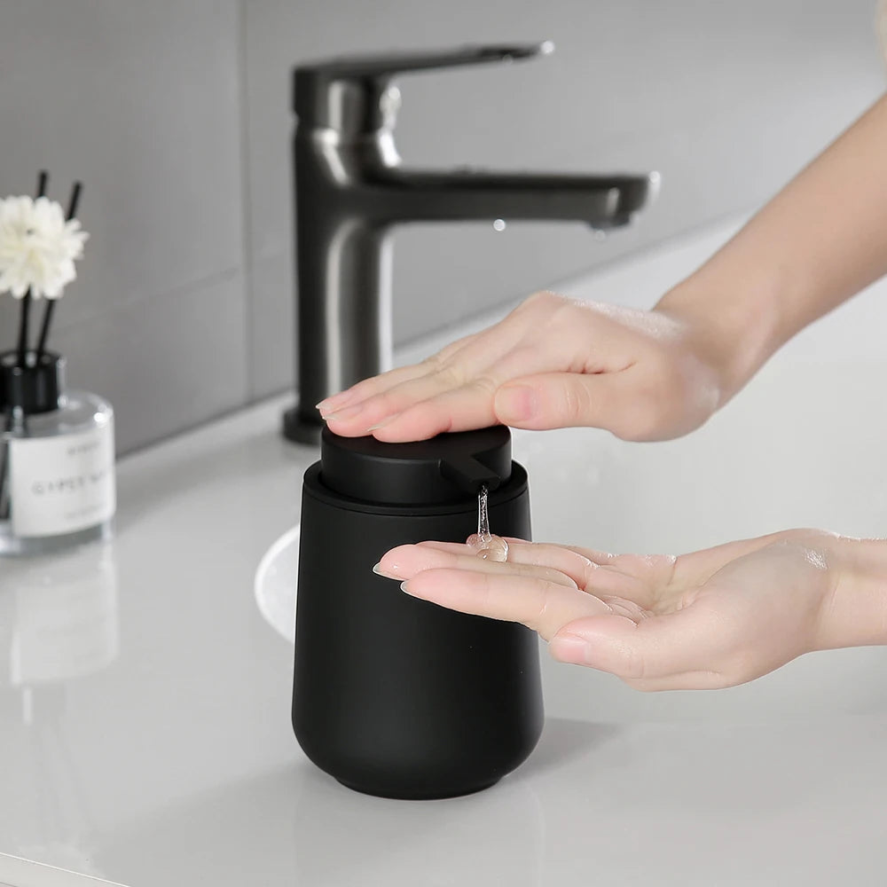 distributeur savon liquide noir mat moderne minimaliste plastique opaque rechargeable salle bain cuisine