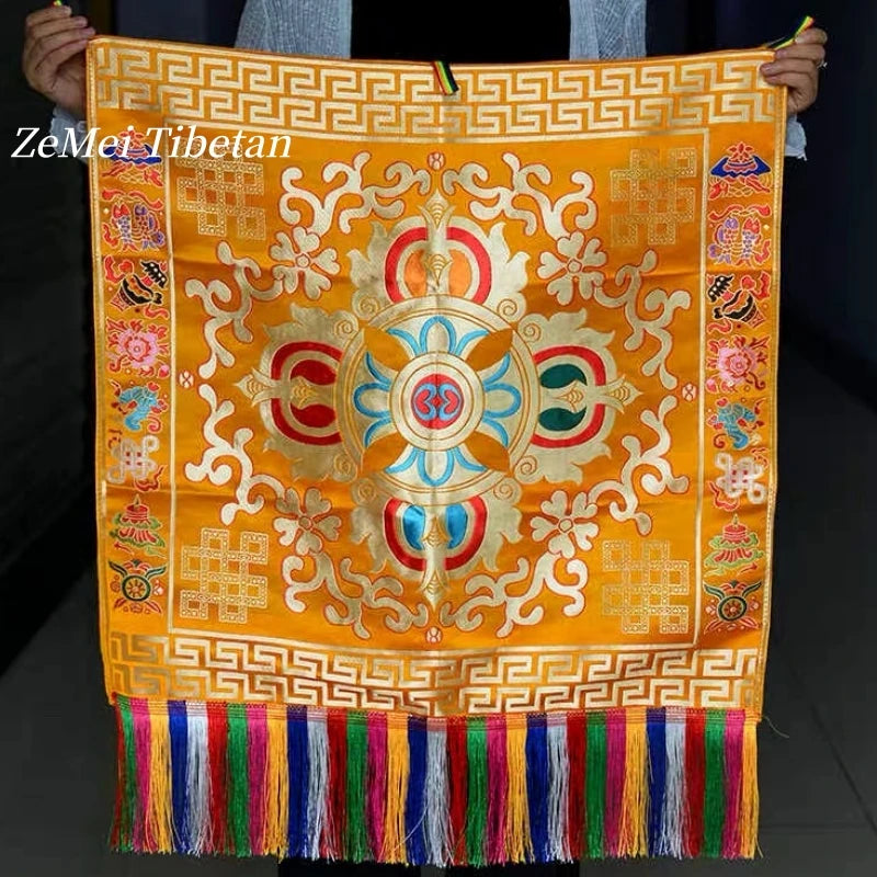 tapis tibétain brodé fleurs colorées symboles religieux ornementaux salle prière