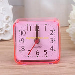 horloge carrée classique aiguilles numéros blanc rose bleu points verts pieds analogique