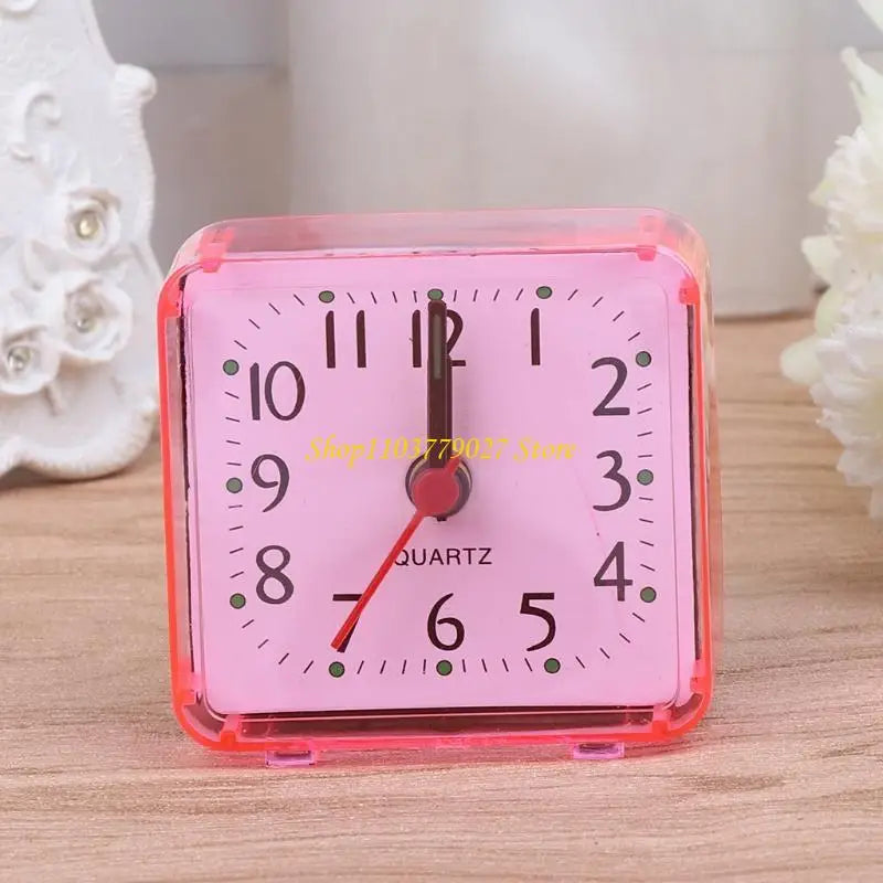 horloge carrée classique aiguilles numéros blanc rose bleu points verts pieds analogique