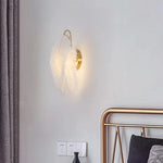lampe murale moderne plumes blanc doré élégante LED salon chambre minimaliste romantique