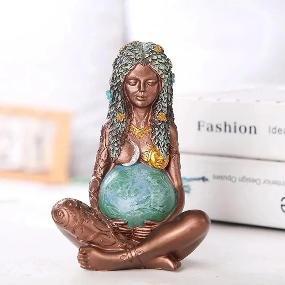 statue déesse gaia résine bronze vert peau reptile ornementations dorées artisanal figuratif globe terrestreDecoration
