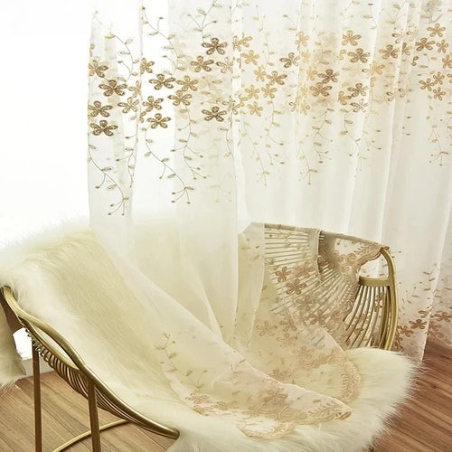rideau tulle brodé fleurs dorées blanc beige élégant fenêtre salon chambre décoration luxe moderne