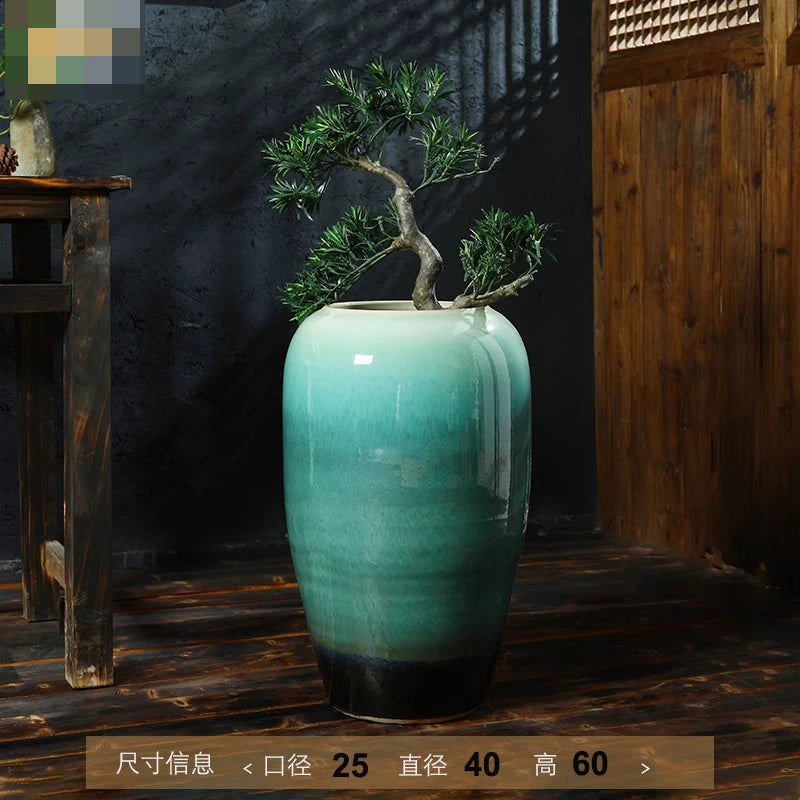 Élégant bonsaï dans un vase en céramique de couleur verte aux teintes sombres, créant une atmosphère zen sur une étagère en bois.