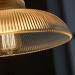 Lampe suspendue vintage vert transparent rayures cordon salon chambre dorée ledambiante