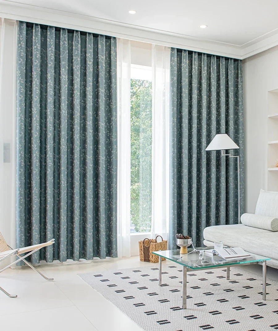 rideau occultant bleu vert motif fleurs blanches moderne salon chambre fenêtre maison